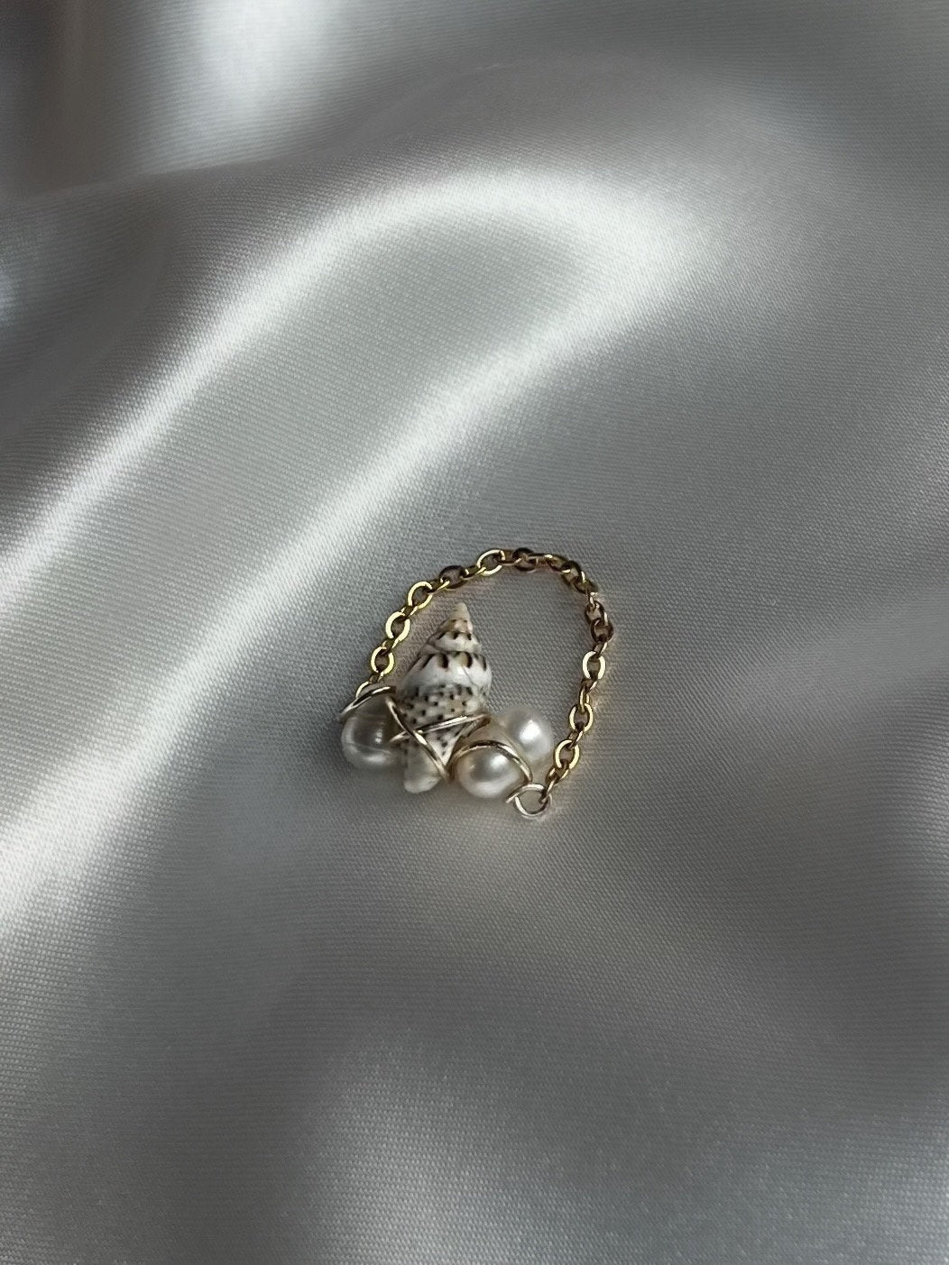 Seashell Chain Ring US | Shell Pearl Jewelry | Mermaid Aesthetic Ring | Ocean Themed Jewelry | Shell Accessory | Handmade Shell Ring | Siren