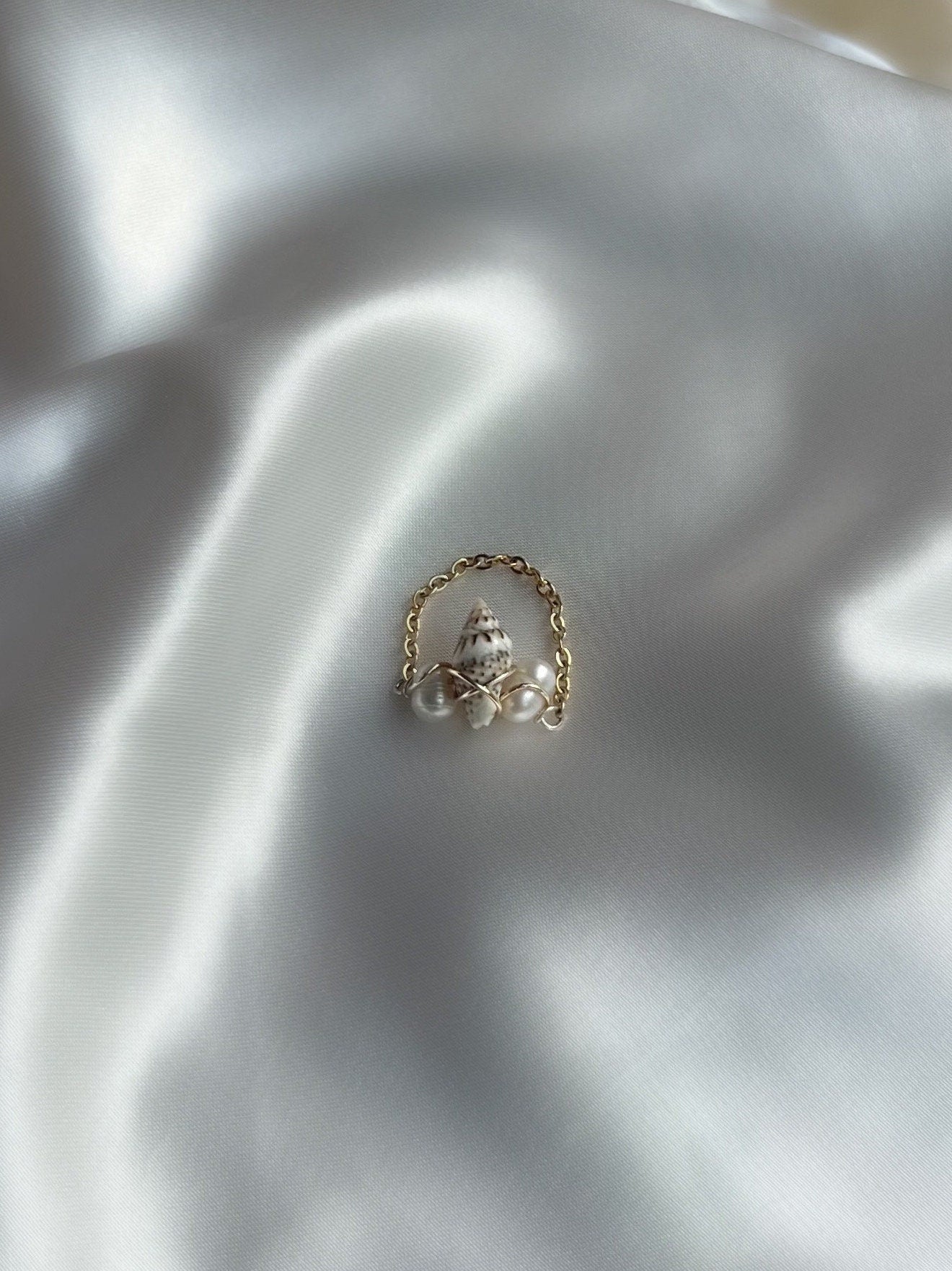 Seashell Chain Ring US | Shell Pearl Jewelry | Mermaid Aesthetic Ring | Ocean Themed Jewelry | Shell Accessory | Handmade Shell Ring | Siren