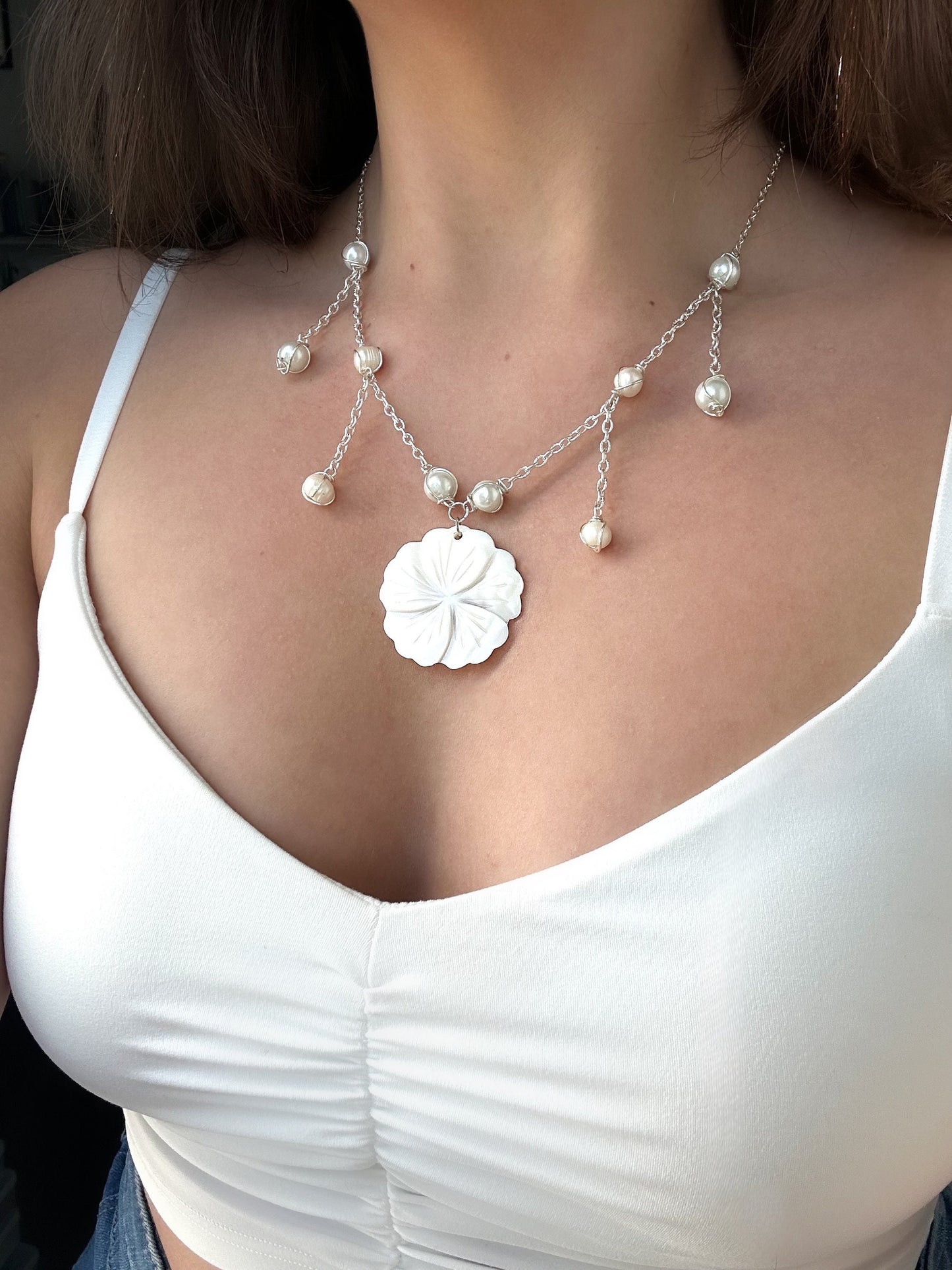 Aloha White Necklace Gold/Silver | Unique Hibiscus Jewelry | Mother of Pearl Necklace | Elegant Statement Piece | Flower Necklace | Pearl