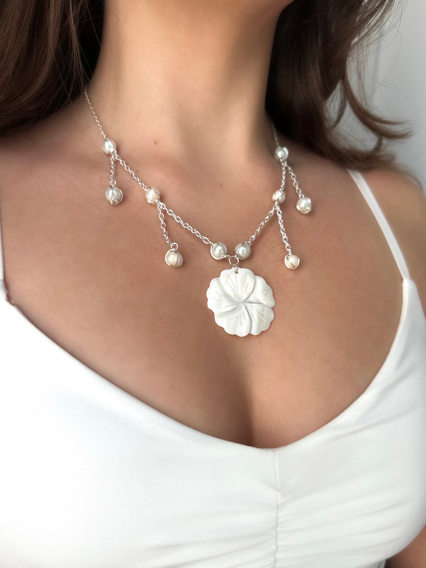 Aloha White Necklace Gold/Silver | Unique Hibiscus Jewelry | Mother of Pearl Necklace | Elegant Statement Piece | Flower Necklace | Pearl