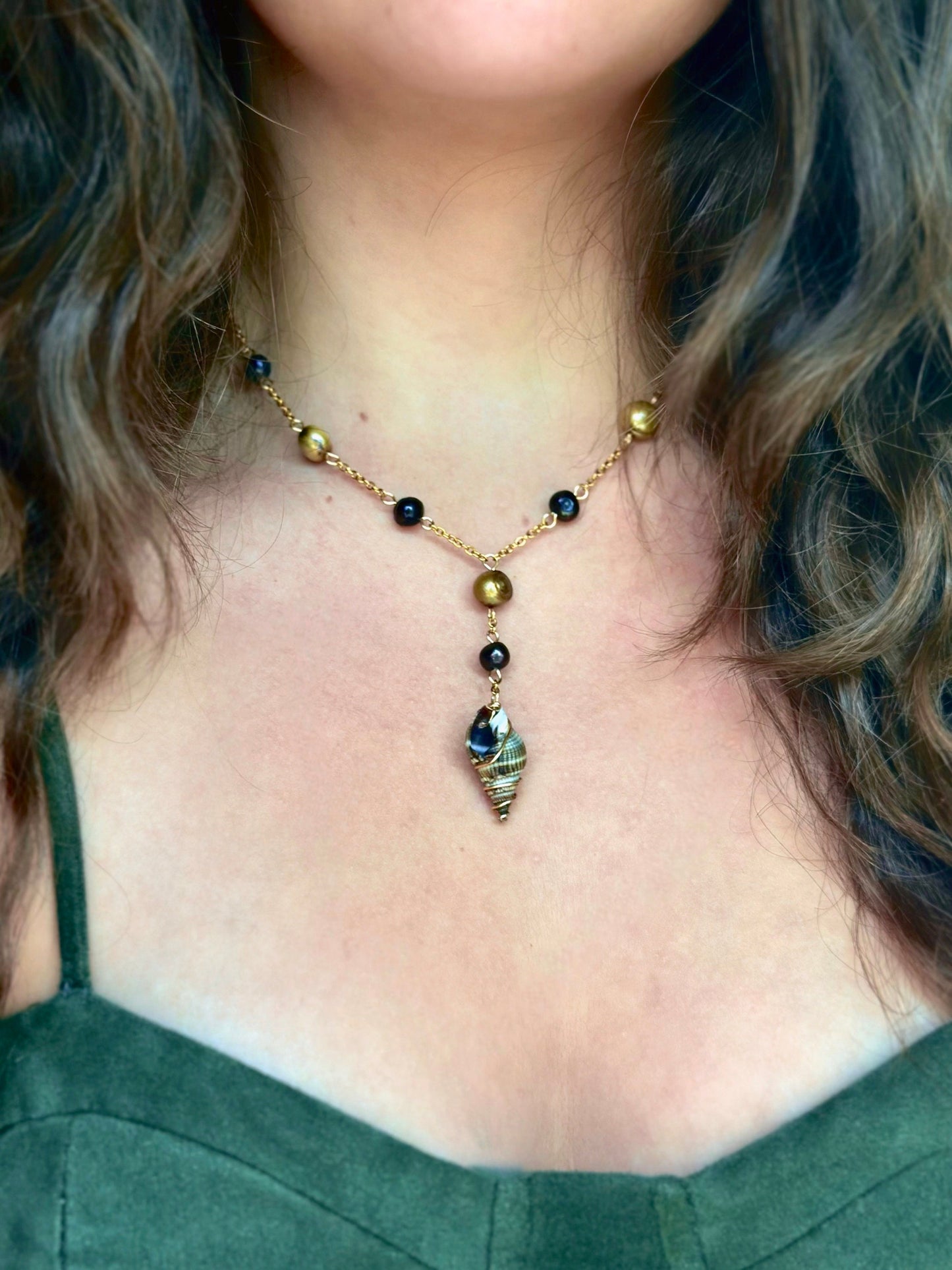 Handmade Eris Seashell Black Pearl Necklace | Goth Beachy Shell Jewelry | Dark Elegant Pearl Necklace | Dainty Mermaid Siren Shell Jewelry