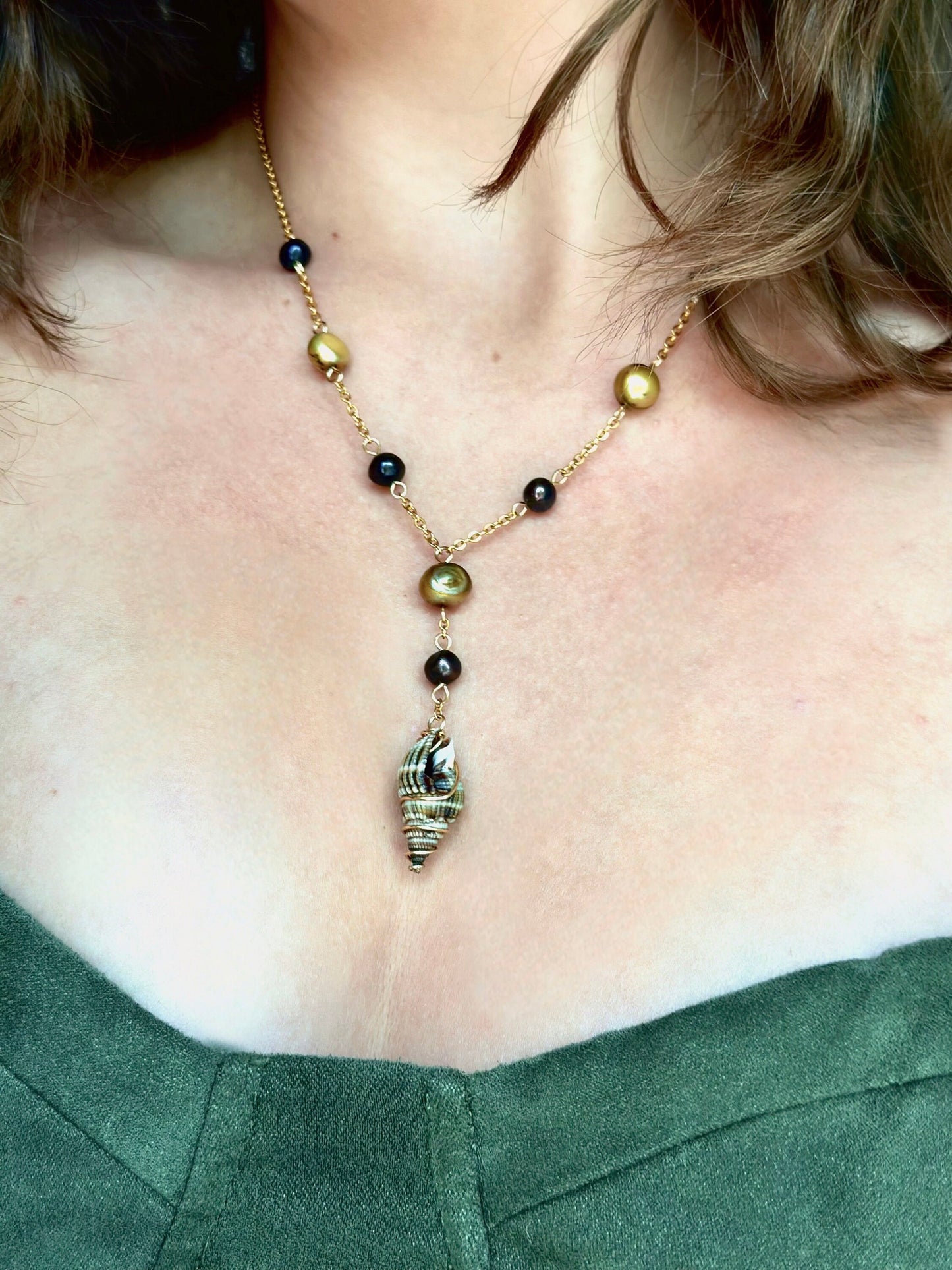 Handmade Eris Seashell Black Pearl Necklace | Goth Beachy Shell Jewelry | Dark Elegant Pearl Necklace | Dainty Mermaid Siren Shell Jewelry