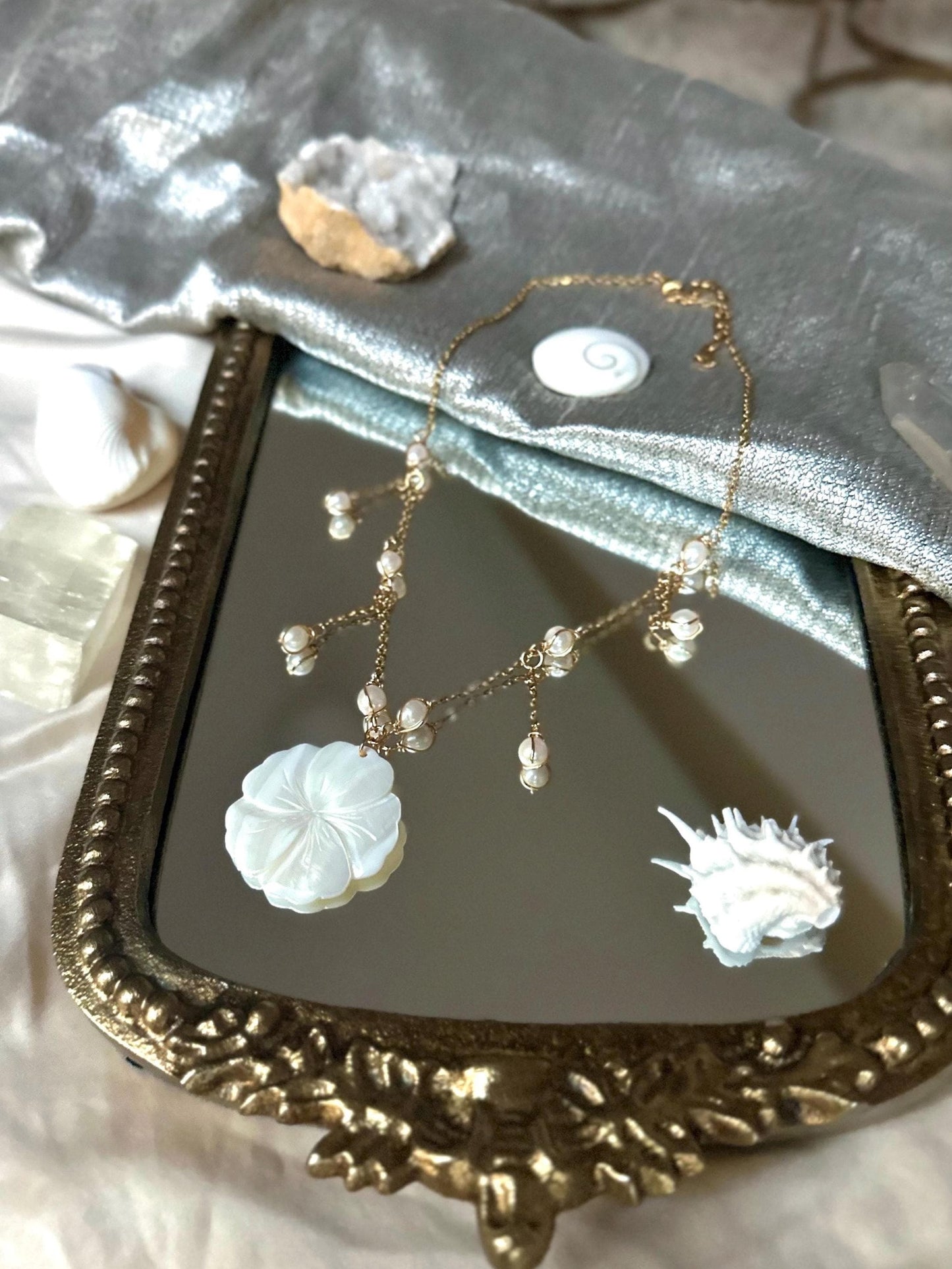 Aloha White Necklace Gold/Silver | Unique Hibiscus Jewelry | Mother of Pearl Necklace | Elegant Statement Piece | Flower Necklace | Pearl