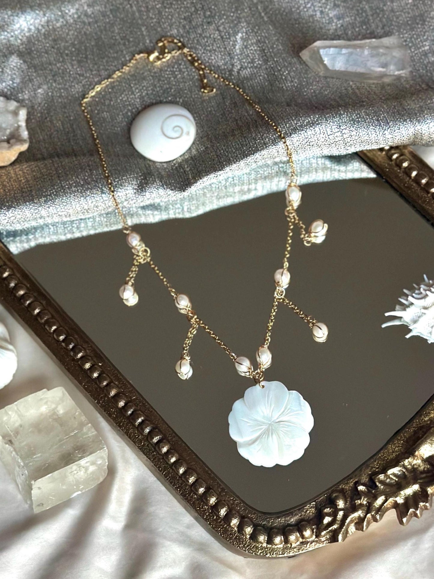 Aloha White Necklace Gold/Silver | Unique Hibiscus Jewelry | Mother of Pearl Necklace | Elegant Statement Piece | Flower Necklace | Pearl