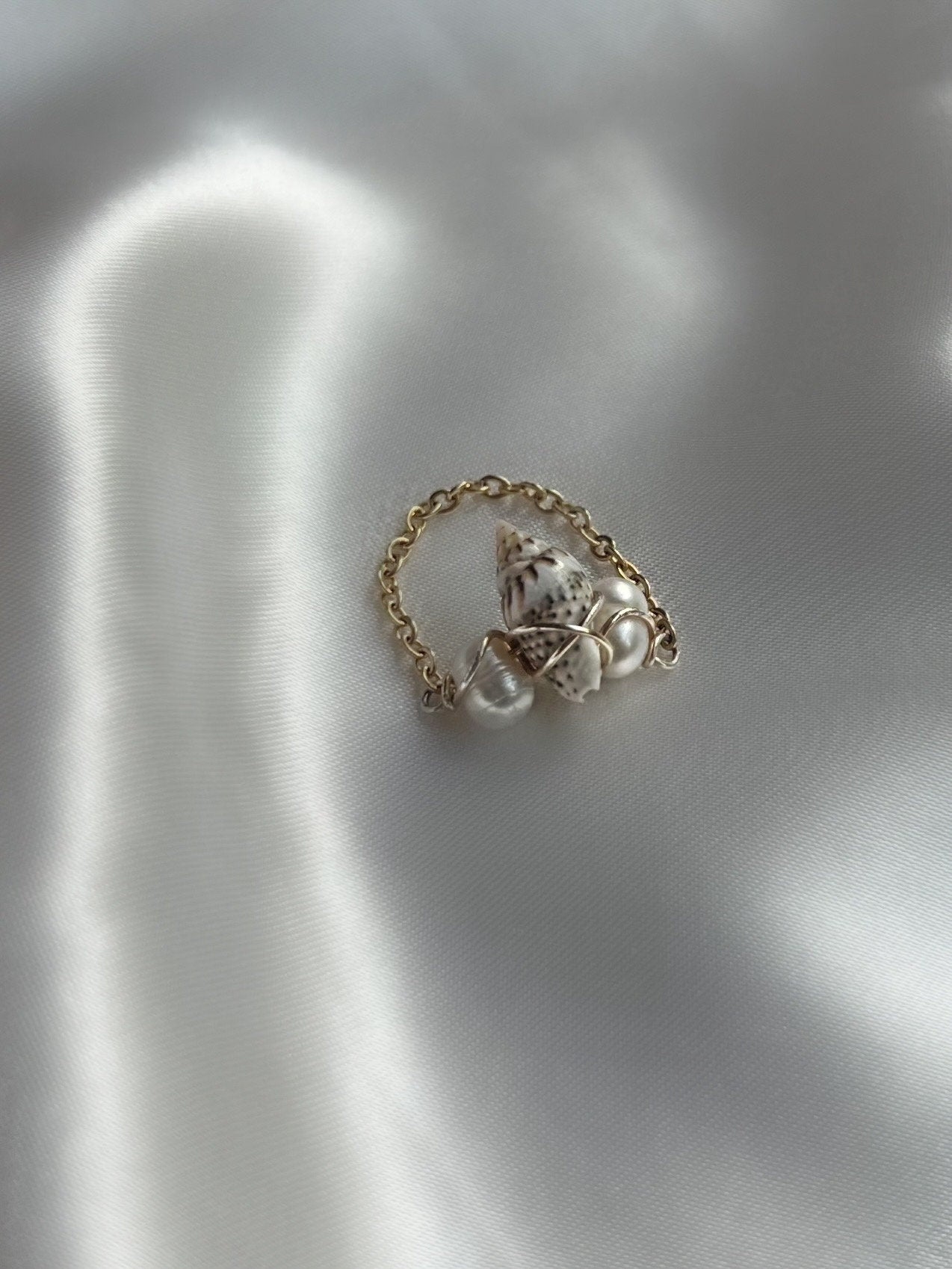 Seashell Chain Ring US | Shell Pearl Jewelry | Mermaid Aesthetic Ring | Ocean Themed Jewelry | Shell Accessory | Handmade Shell Ring | Siren