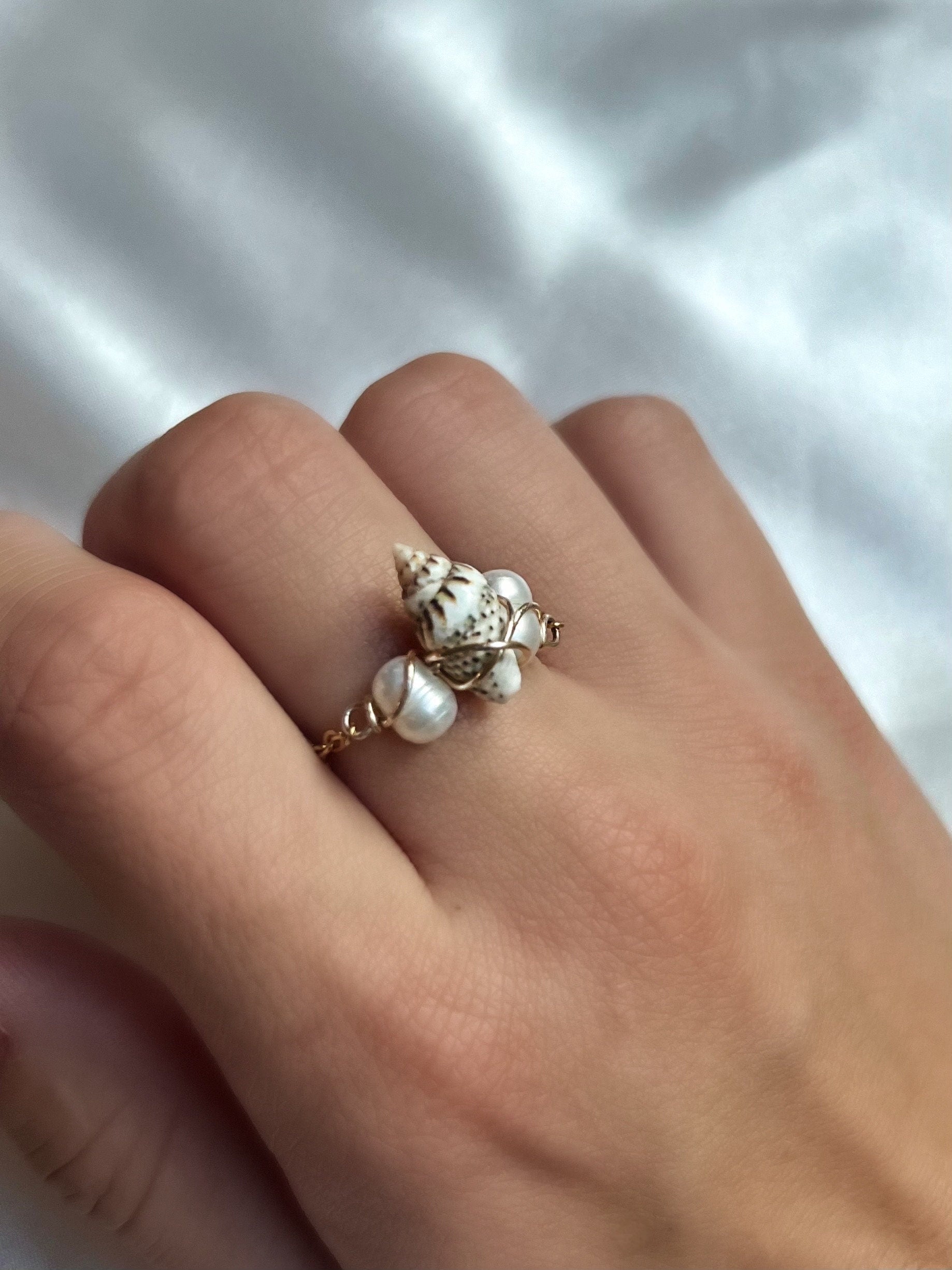 Seashell Chain Ring US | Shell Pearl Jewelry | Mermaid Aesthetic Ring | Ocean Themed Jewelry | Shell Accessory | Handmade Shell Ring | Siren